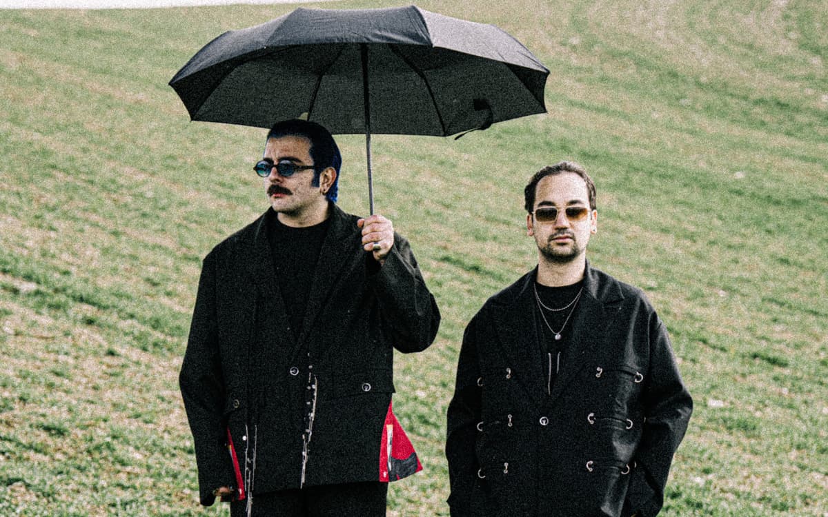 Perdenin Ardındakiler